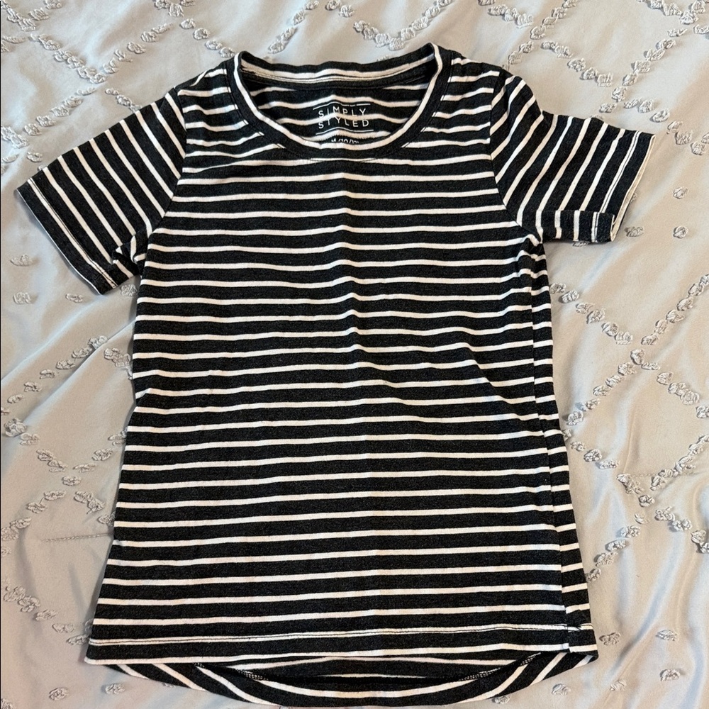 Simply Styled Black and White Striped Short Sleeve Tee